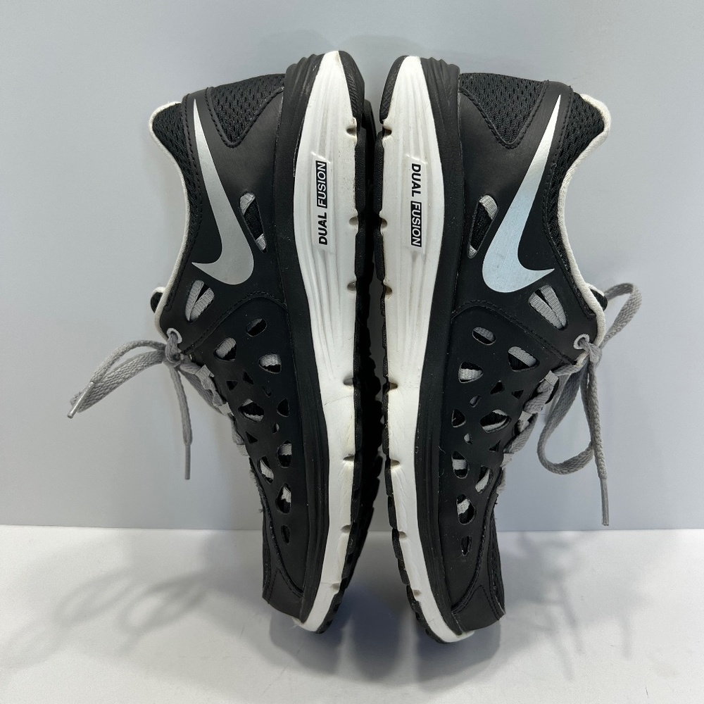 Nike Black and White Athletic Shoes - Picture 4 of 10